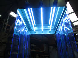 Interior de un túnel con luces UV y vista a la salida